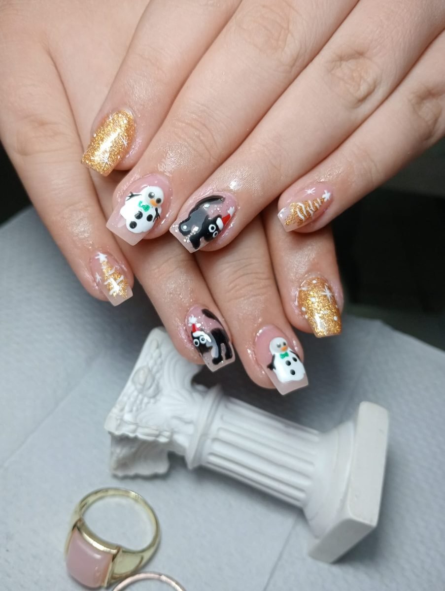 Nail art navideño con gatitos y muñecos de nieve en 3D