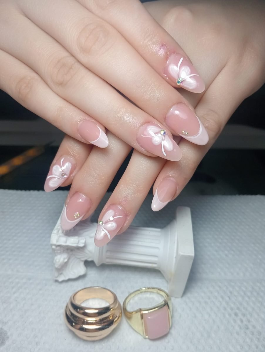 Uñas french rosa con mariposas y piedras