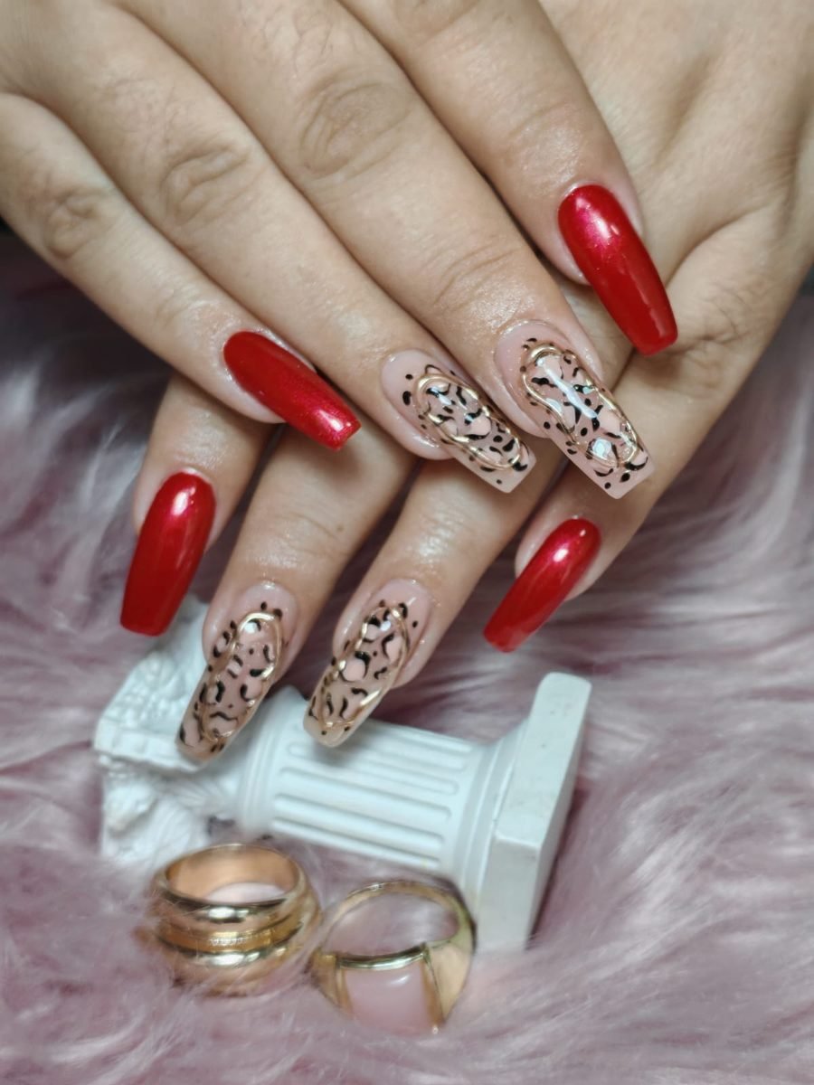 Uñas rojas con estampado leopardo y detalles dorados